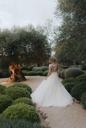 Braut in unserem mediterranem Garten in der Finca Can Ferragut